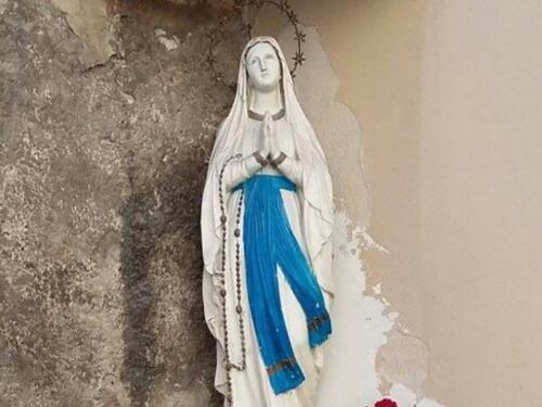 L’Aquila, danneggia la statua della Madonna in chiesa: il gesto filmato dalla madre