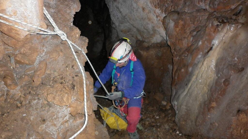 A Catania la grotta usata come discarica per la posta
