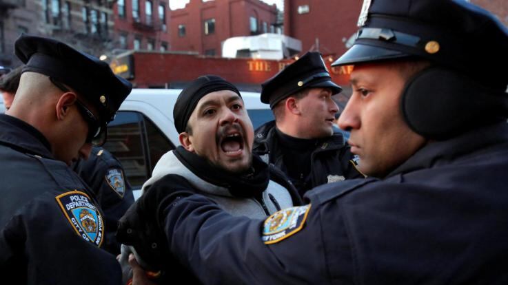 A New York City la polizia uccide un uomo di colore disarmato