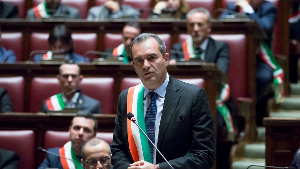 De Magistris va in tv mentre la città brucia