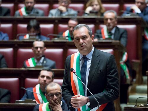 De Magistris va in tv mentre la città brucia
