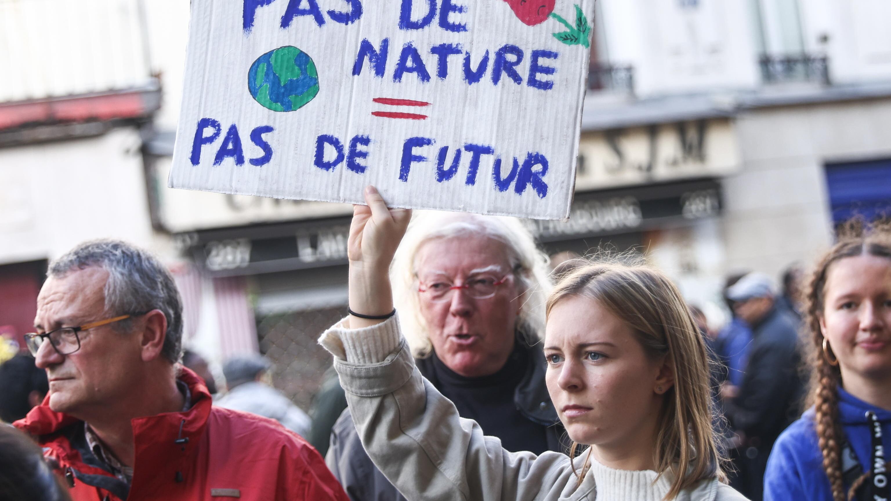 Dai topi alla guerra al Tour: così l'ambientalismo estremista dilaga in Francia