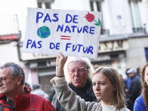 Dai topi alla guerra al Tour: così l'ambientalismo estremista dilaga in Francia