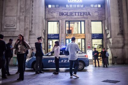 I soccorsi dopo l'aggressione in Centrale 6