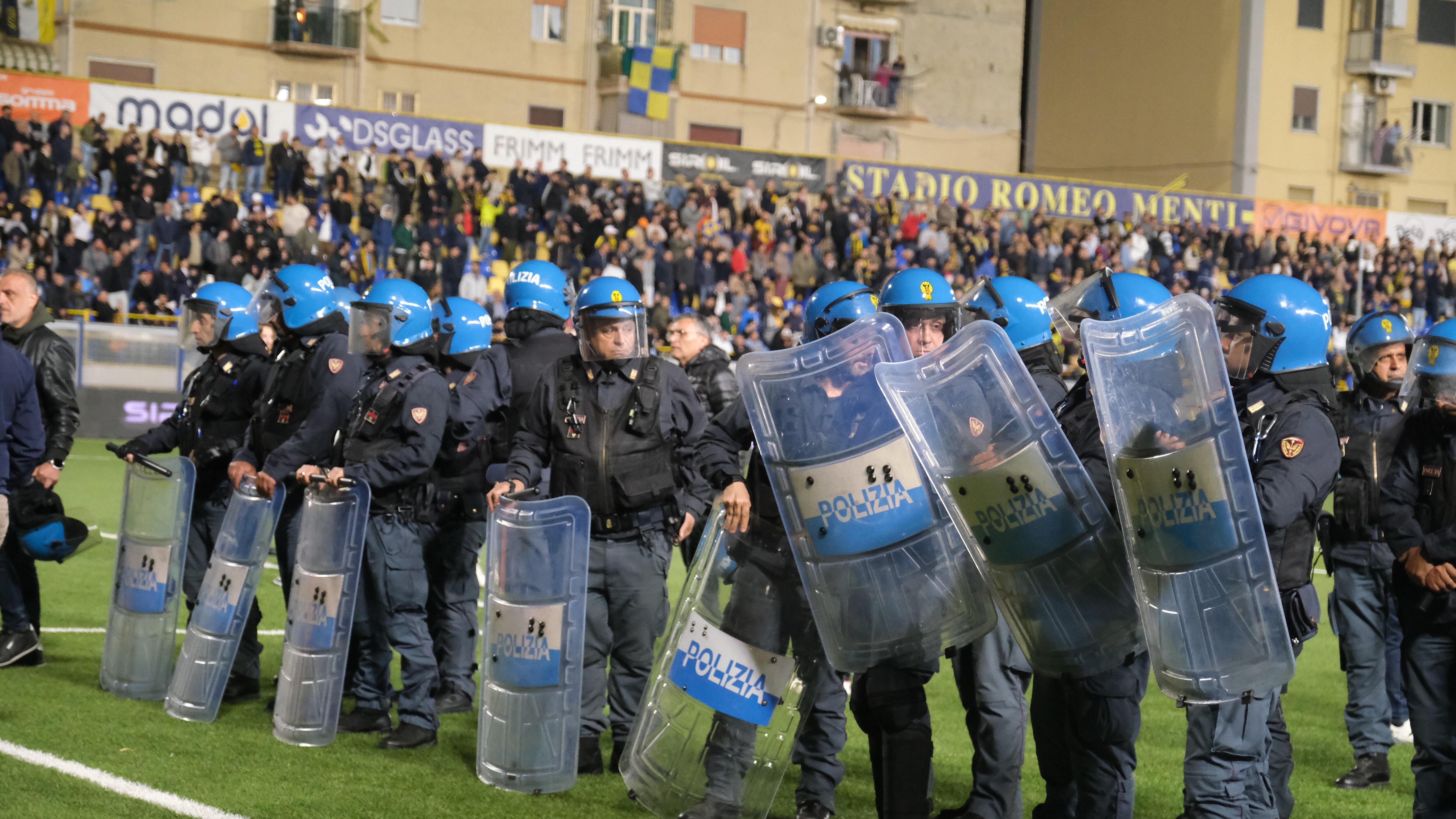 "Polizia razzista". L'ira del governo