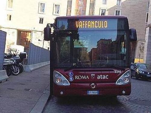 Tutti a bordo, autobus in partenza: prossima destinazione, "Vaff..."