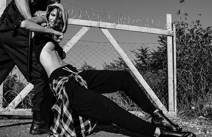 Le modelle (in topless) vestite da migranti 7