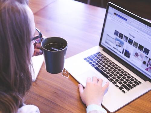 Patologia dell’occhio secco in aumento per esposizione agli schermi digitali