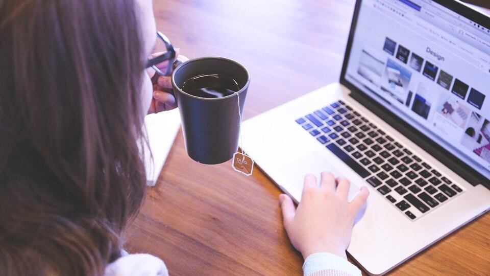 Patologia dell’occhio secco in aumento per esposizione agli schermi digitali