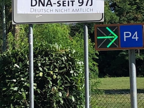 Alto Adige, la provocazione degli Schuetzen: coprono la scritta tedesca su 600 cartelli stradali