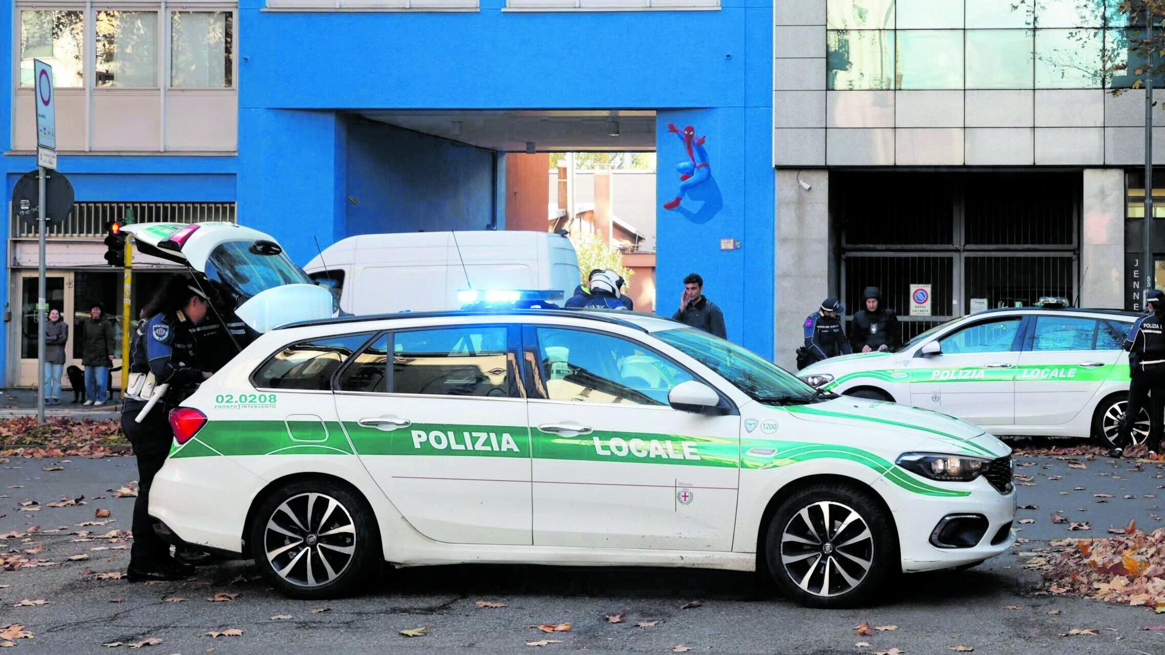 Milano, marito e moglie travolti da un'auto sulle strisce: lui muore, lei è molto grave