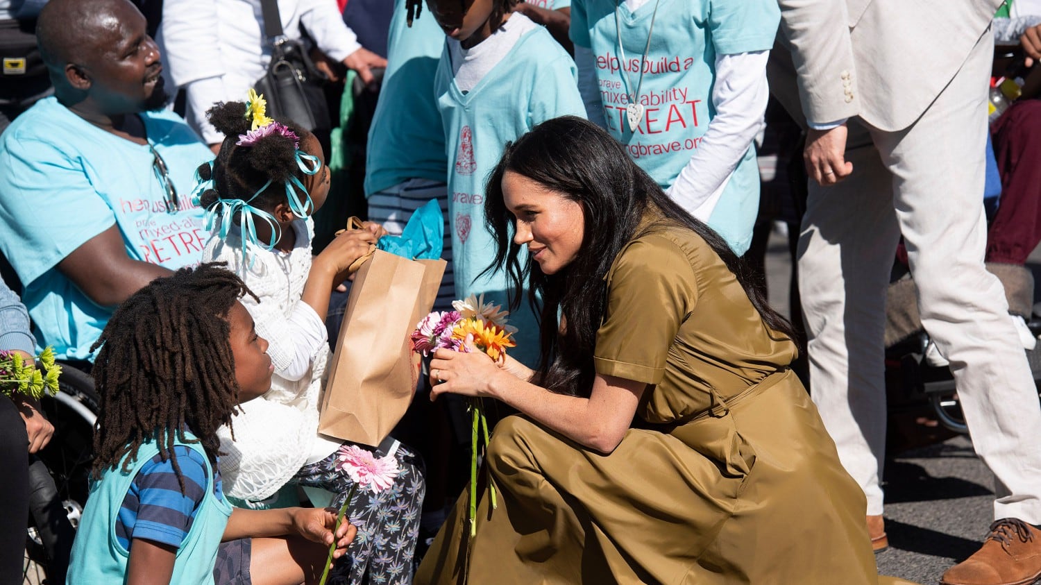 Meghan Markle e i look sobri in Africa, con abiti riciclati e senza diamanti