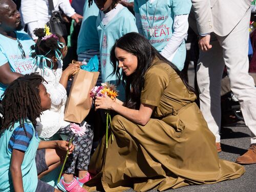 Meghan Markle e i look sobri in Africa, con abiti riciclati e senza diamanti