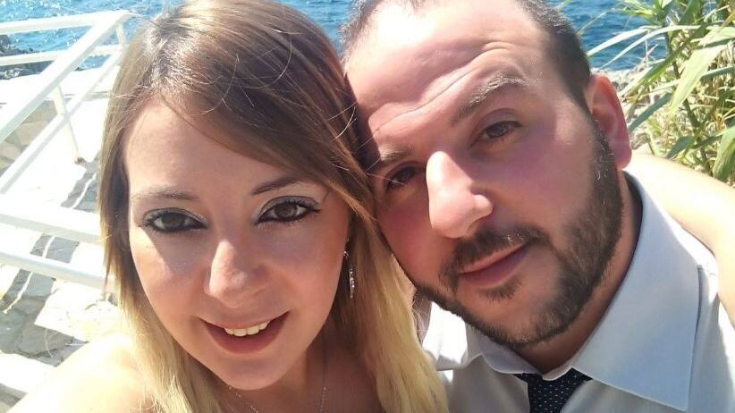 Porta i figli dai nonni, torna a casa e uccide la moglie con dieci pugnalate