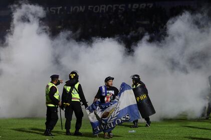 Più di 180 i morti registrati durante una partita di calcio in Indonesia 7