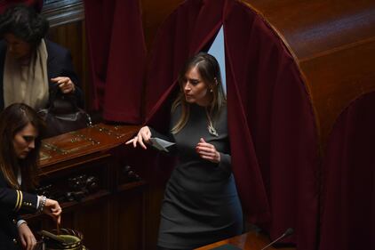 La Boschi vota: tacchi alti e abito strizzatissimo 1