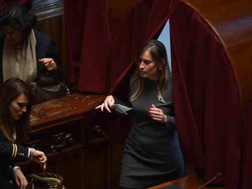 La Boschi vota: tacchi alti e abito strizzatissimo