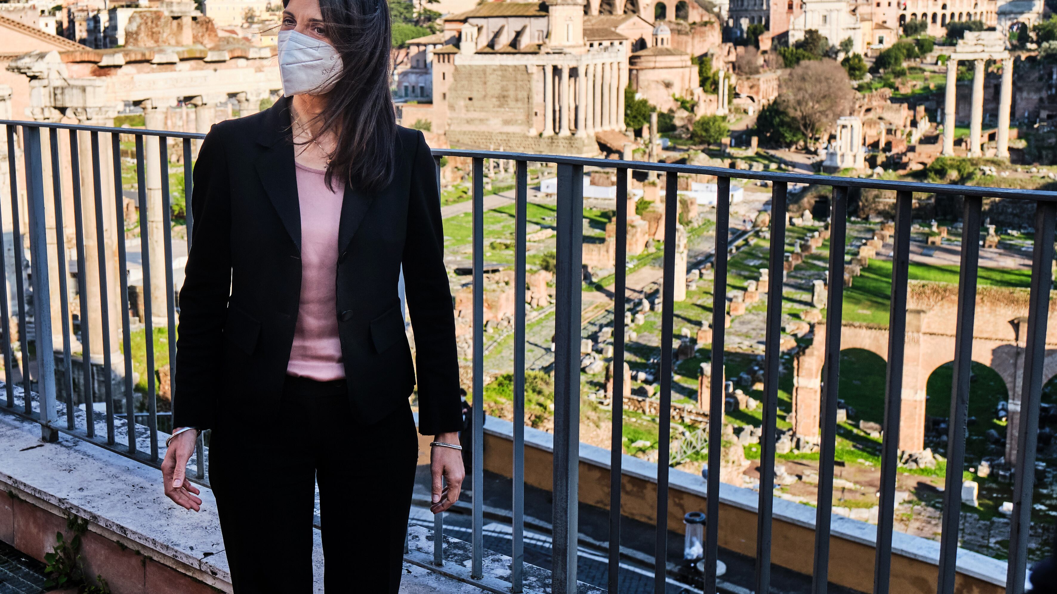 Raggi scoglio per Conte E lei spedisce i rom nella struttura covid