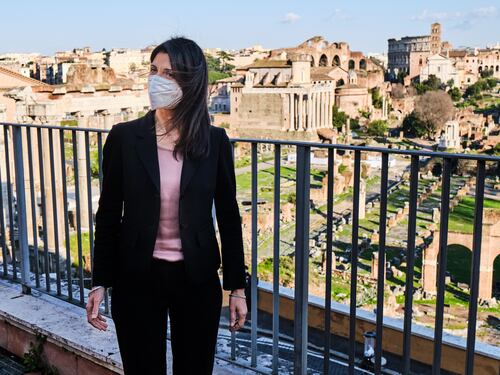 Raggi scoglio per Conte E lei spedisce i rom nella struttura covid