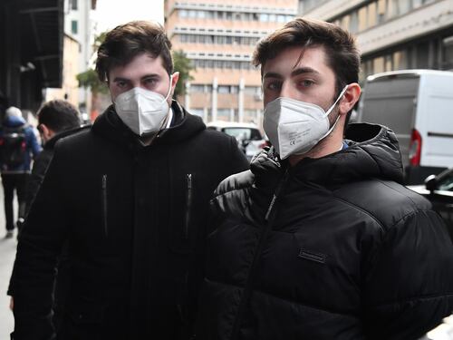 Uccisero padre violento e stalker: figli condannati a 21 e 14 anni