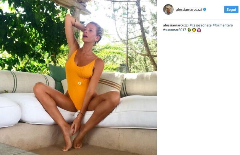 Alessia Marcuzzi bellissima al sole 7