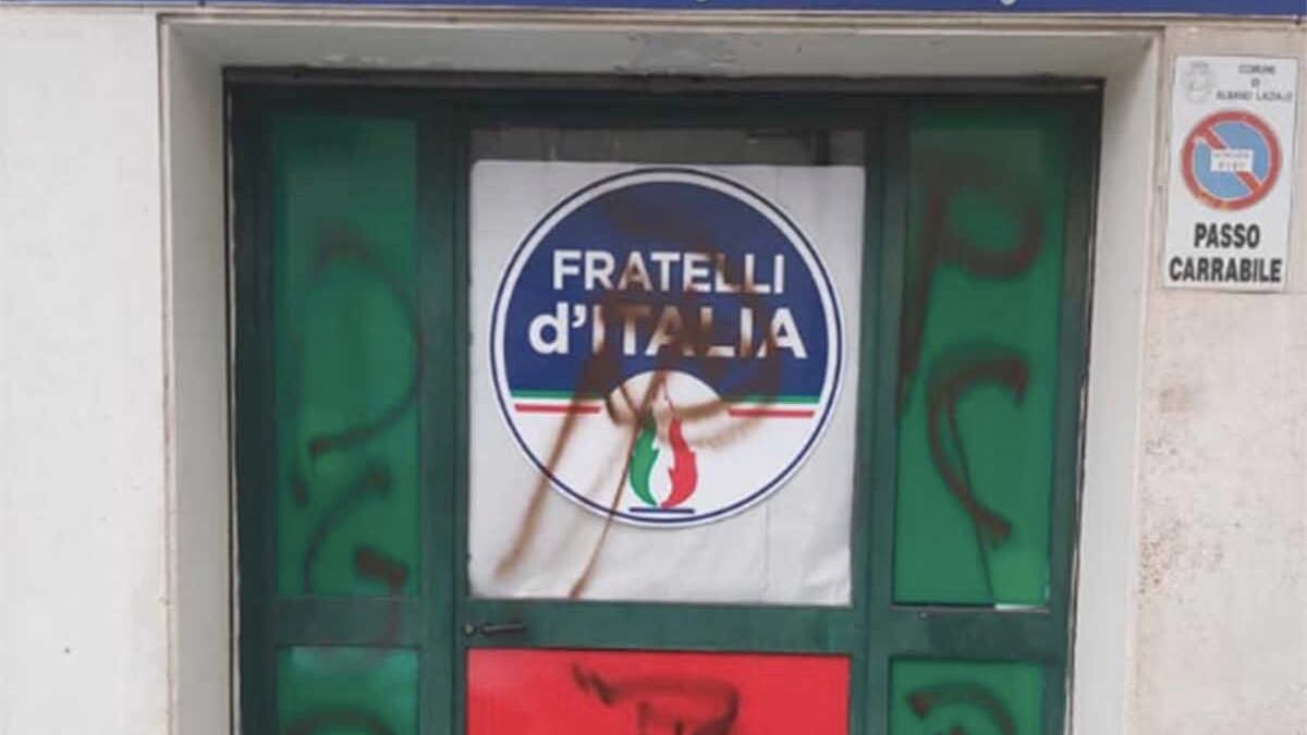 Vandali imbrattano la sede di Fratelli d'Italia. Ira Meloni: "Figli di papà imbecilli"