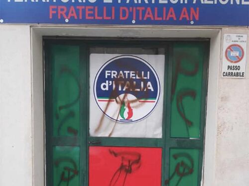 Vandali imbrattano la sede di Fratelli d'Italia. Ira Meloni: "Figli di papà imbecilli"