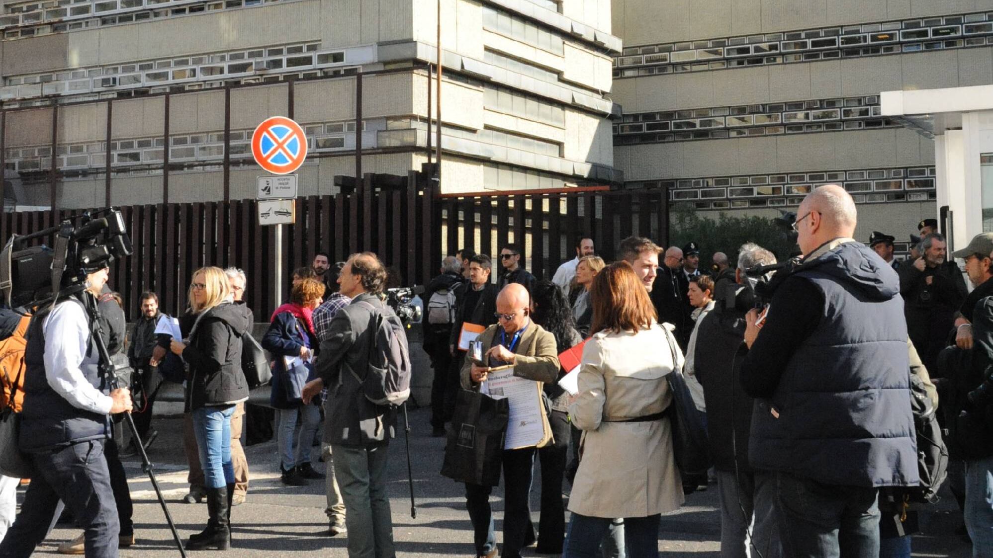 Priorità all'immigrazione. E per una causa di divorzio bisogna aspettare un anno