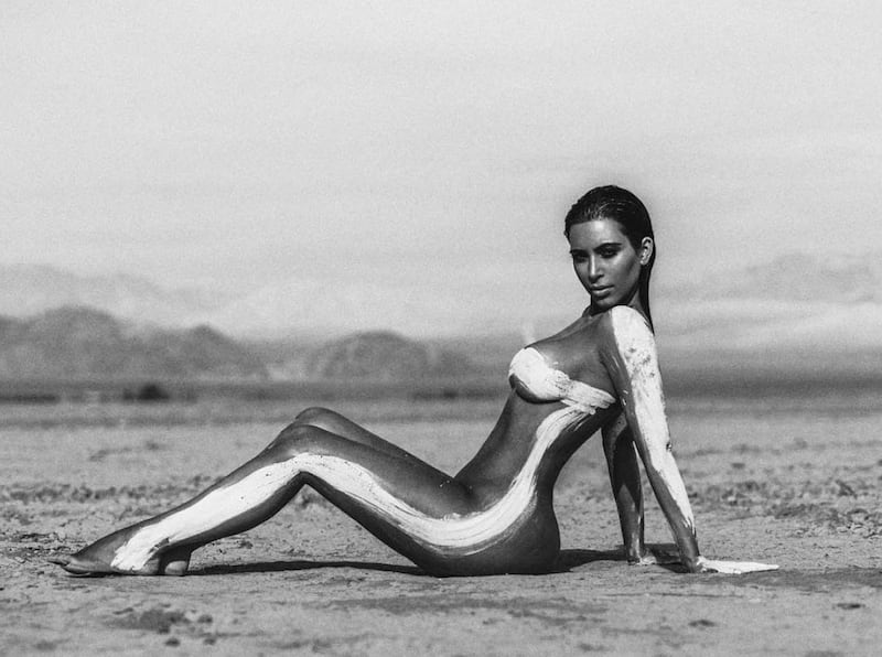 Kim Kardashian, shooting nuda nel deserto 1