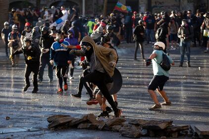 Cile, continuano le proteste anti-governative a Santiago 7