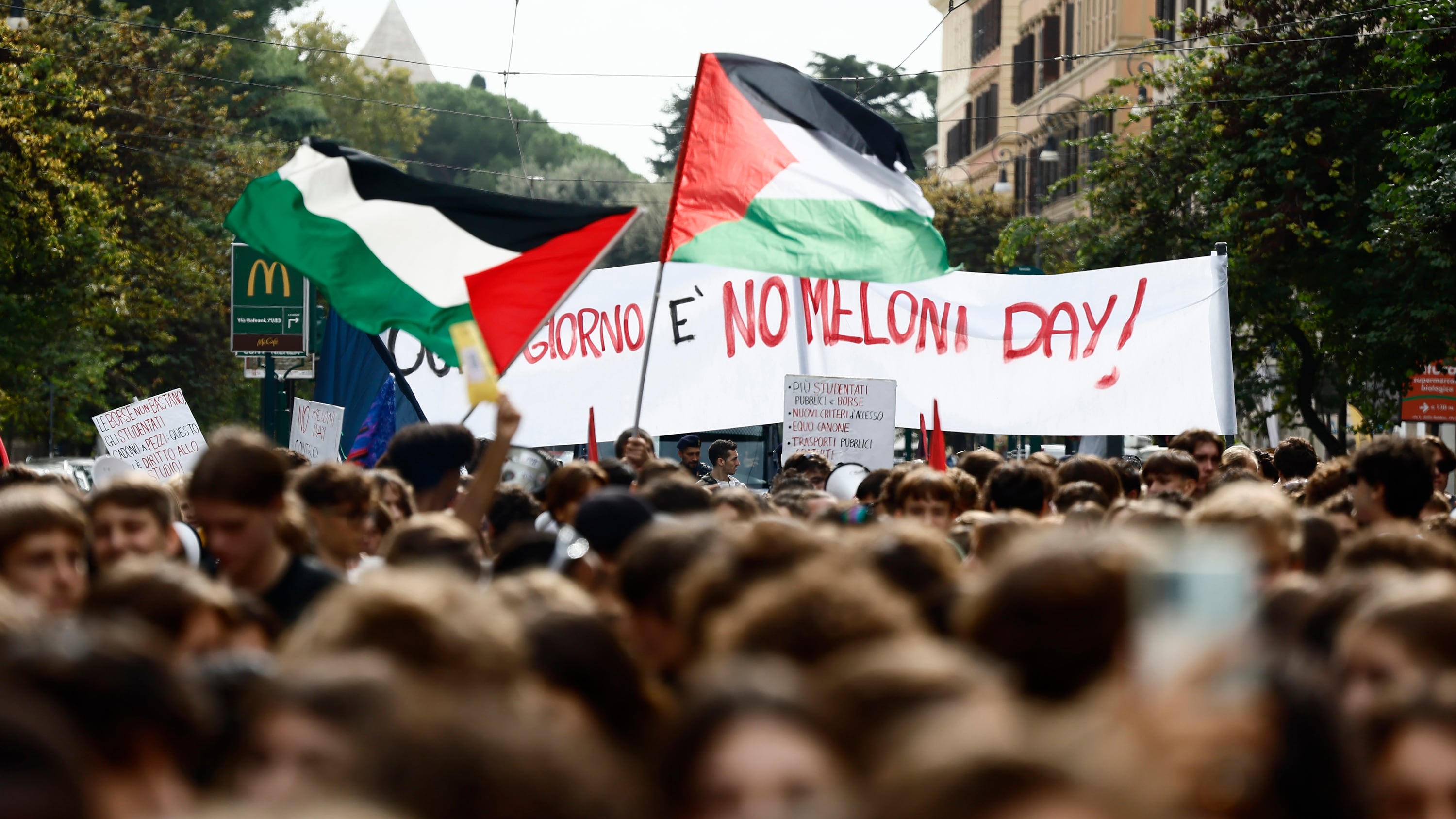 "Le tagliamo le gambe", "Con Hamas fino alla vittoria". Gli slogan choc dei pro-Pal in piazza