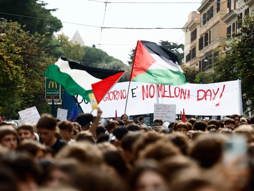 "Le tagliamo le gambe", "Con Hamas fino alla vittoria". Gli slogan choc dei pro-Pal in piazza