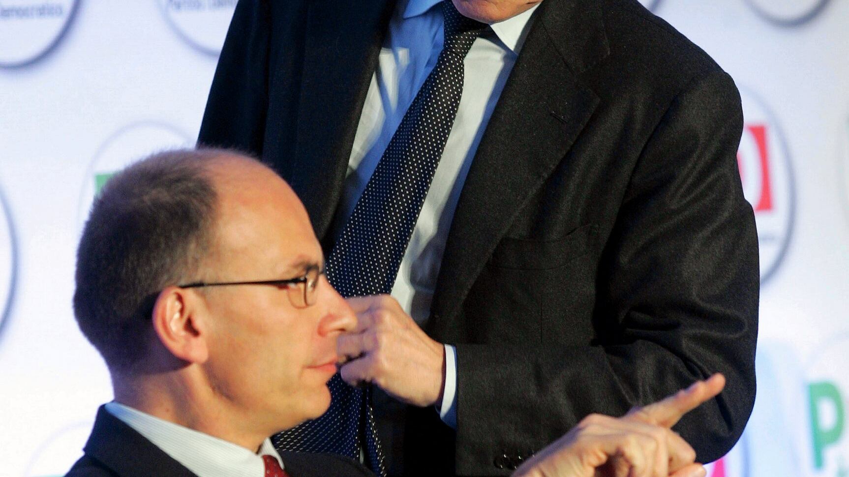 Pd, torna D'Alema e paragona Renzi a una "malattia". Bomba sui dem per il Quirinale