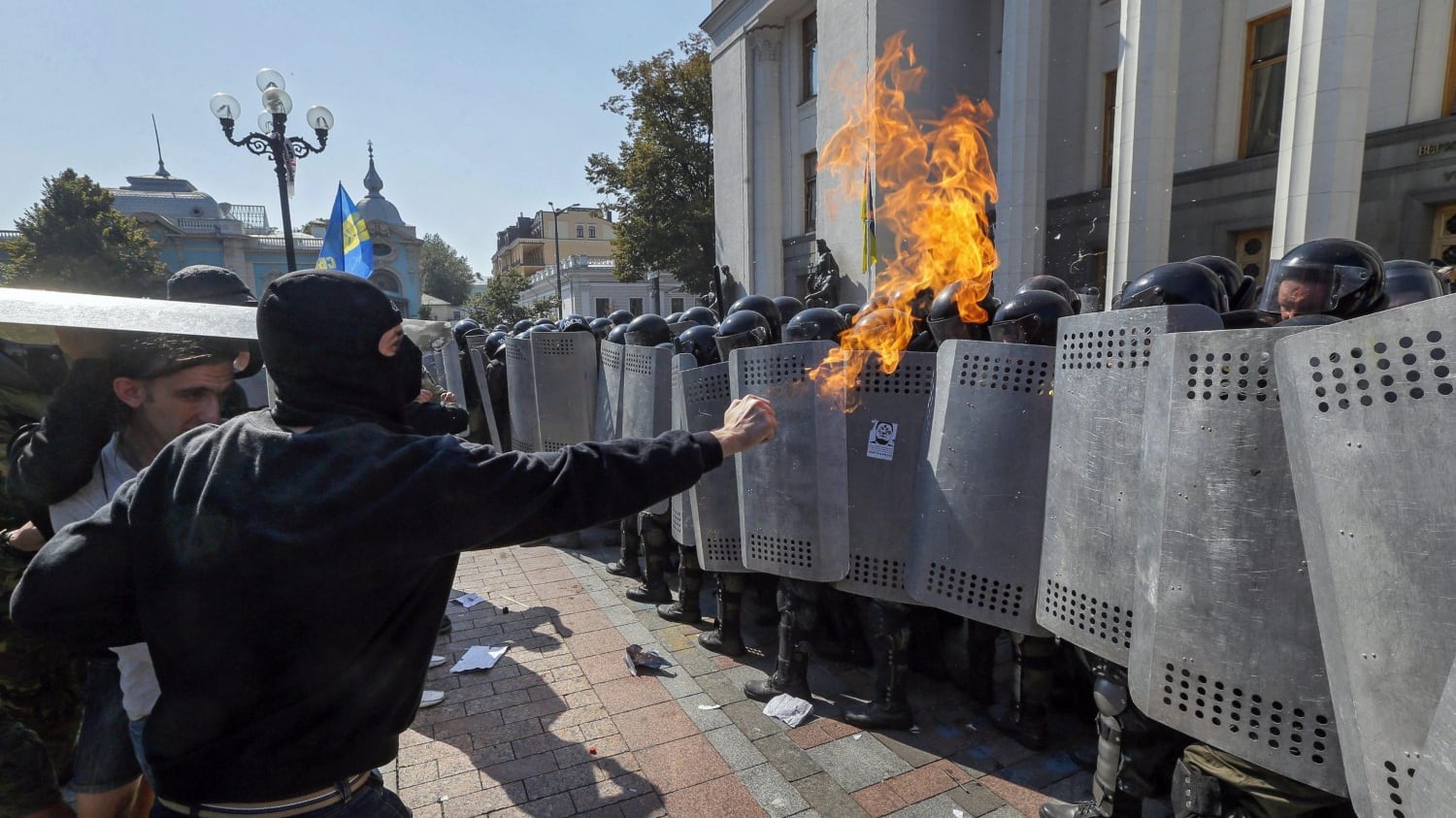 Kiev, esplode bomba durante gli scontri. Il sindaco: "Ci sono dei morti"