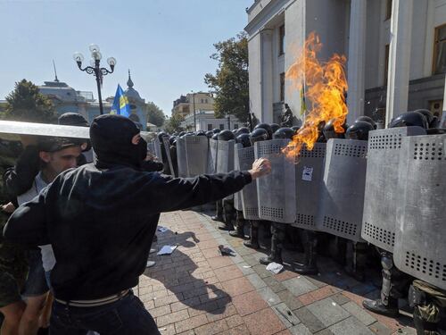 Kiev, esplode bomba durante gli scontri. Il sindaco: "Ci sono dei morti"