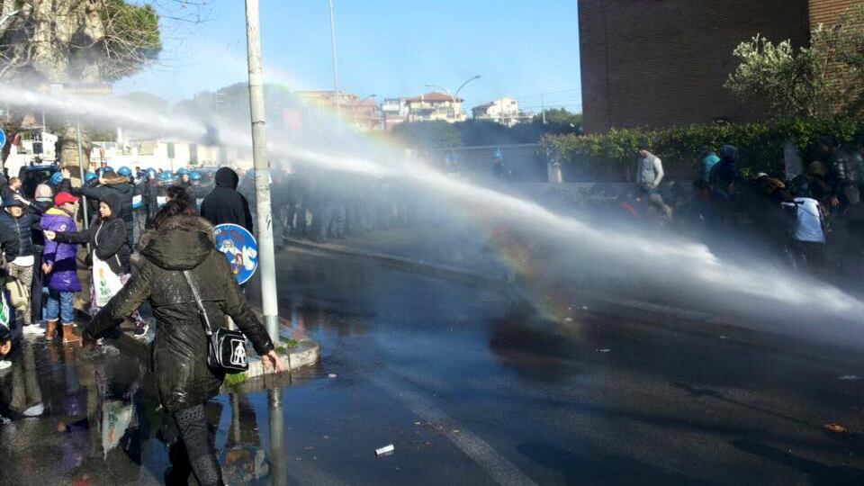Roma, immobile occupato. Scontri tra polizia e antagonisti