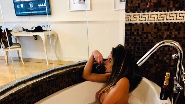 Il bagno sexy di Sarah Altobello conquista il web