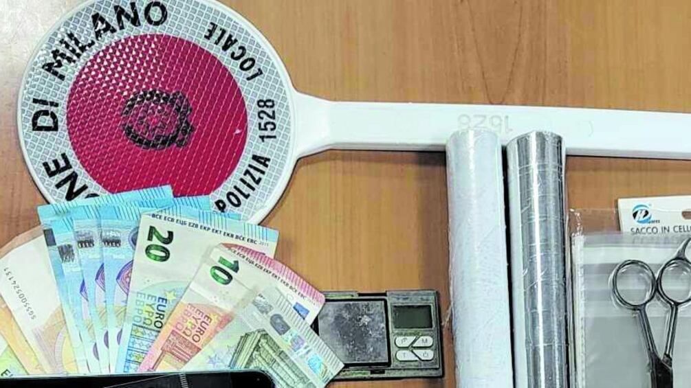 Pusher lancia la batteria di un monopattino contro vigile: in manette