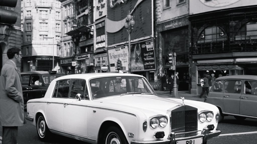 Dagli aerei alle quattro ruote con eleganza: la parabola di Rolls-Royce