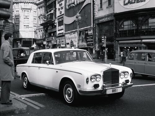 Dagli aerei alle quattro ruote con eleganza: la parabola di Rolls-Royce