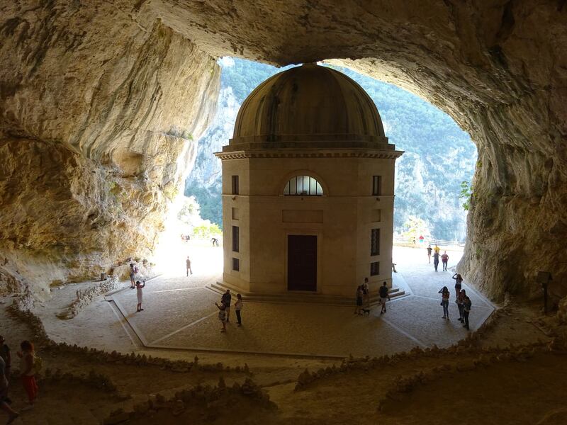 Tempio del Valadier Genga