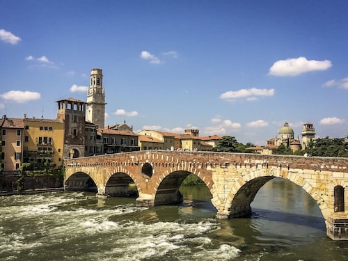 Nel fiume per aiutare un suicida. Pompiere salvato dopo 16 km