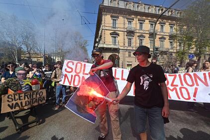Le manifestazioni di antagonisti e studenti in tutta Italia 12