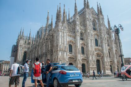 Panico in Duomo a Milano: straniero armato di coltello prende in ostaggio una guardia e la fa inginocchiare 15