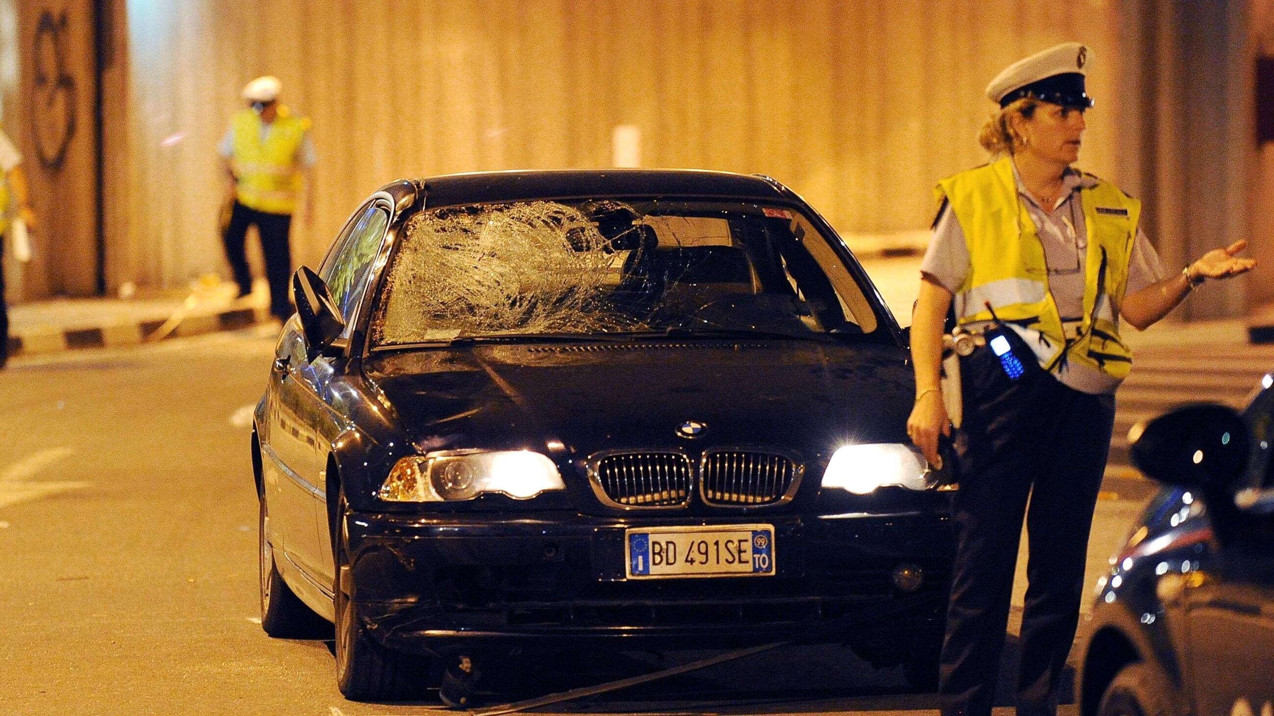 Torino, ubriaco travolge tre pedoni. Una vittima e due feriti
