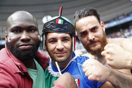 Italia-Spagna: ecco le tifose sexy sugli spalti 16