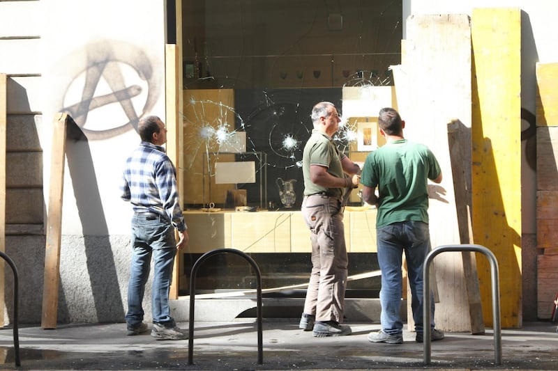 Al lavoro per ripulire Milano dopo gli scontri 7