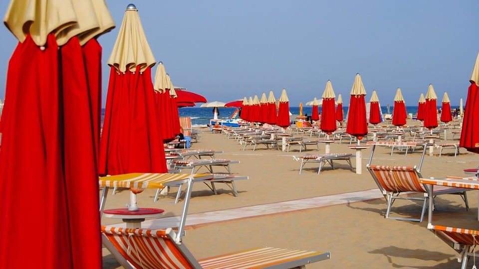 Muore sulla spiaggia a 50 anni, forse stroncato dal caldo