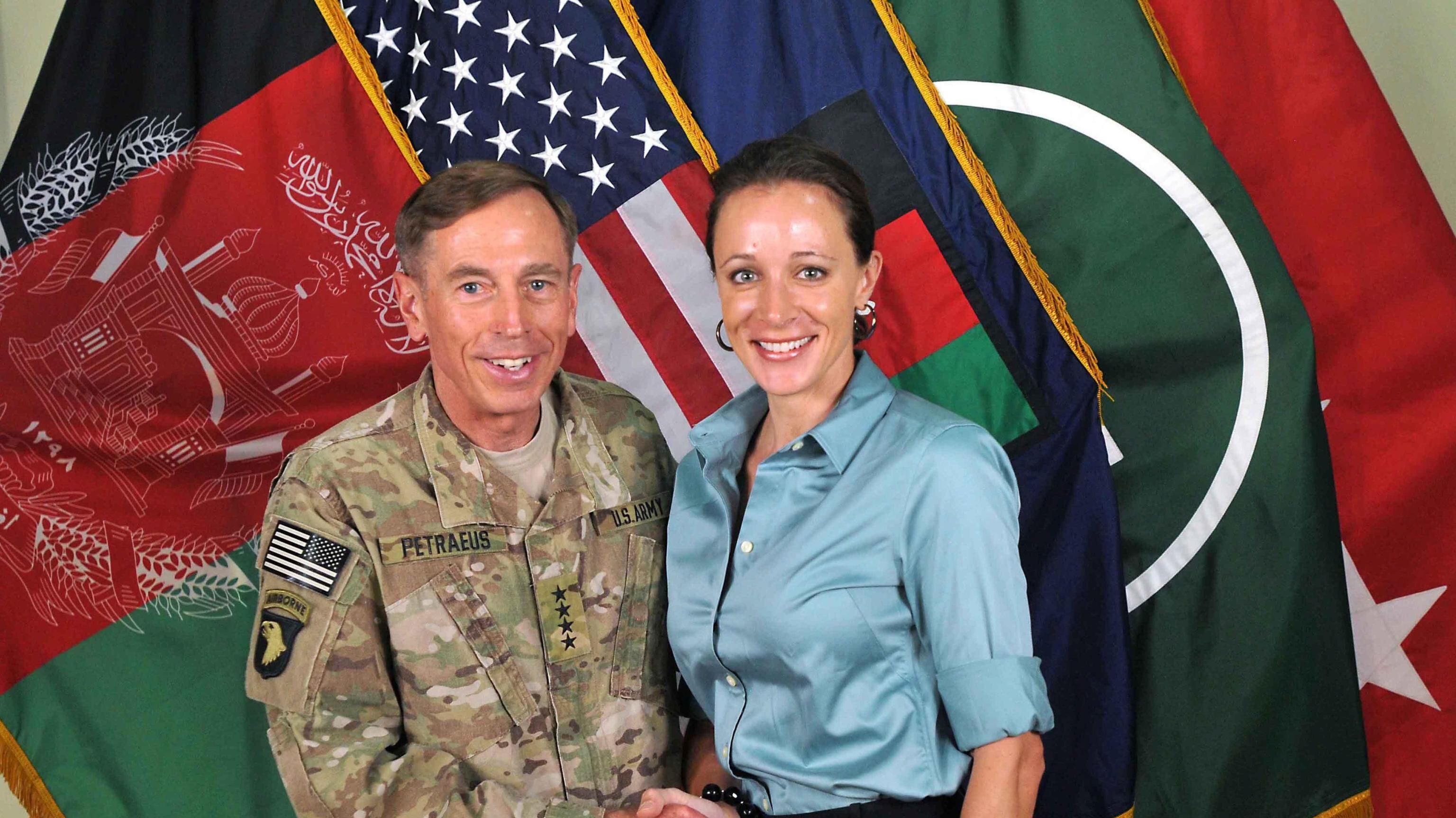 Caso Petraeus, documenti top secret a casa di Paula Broadwell