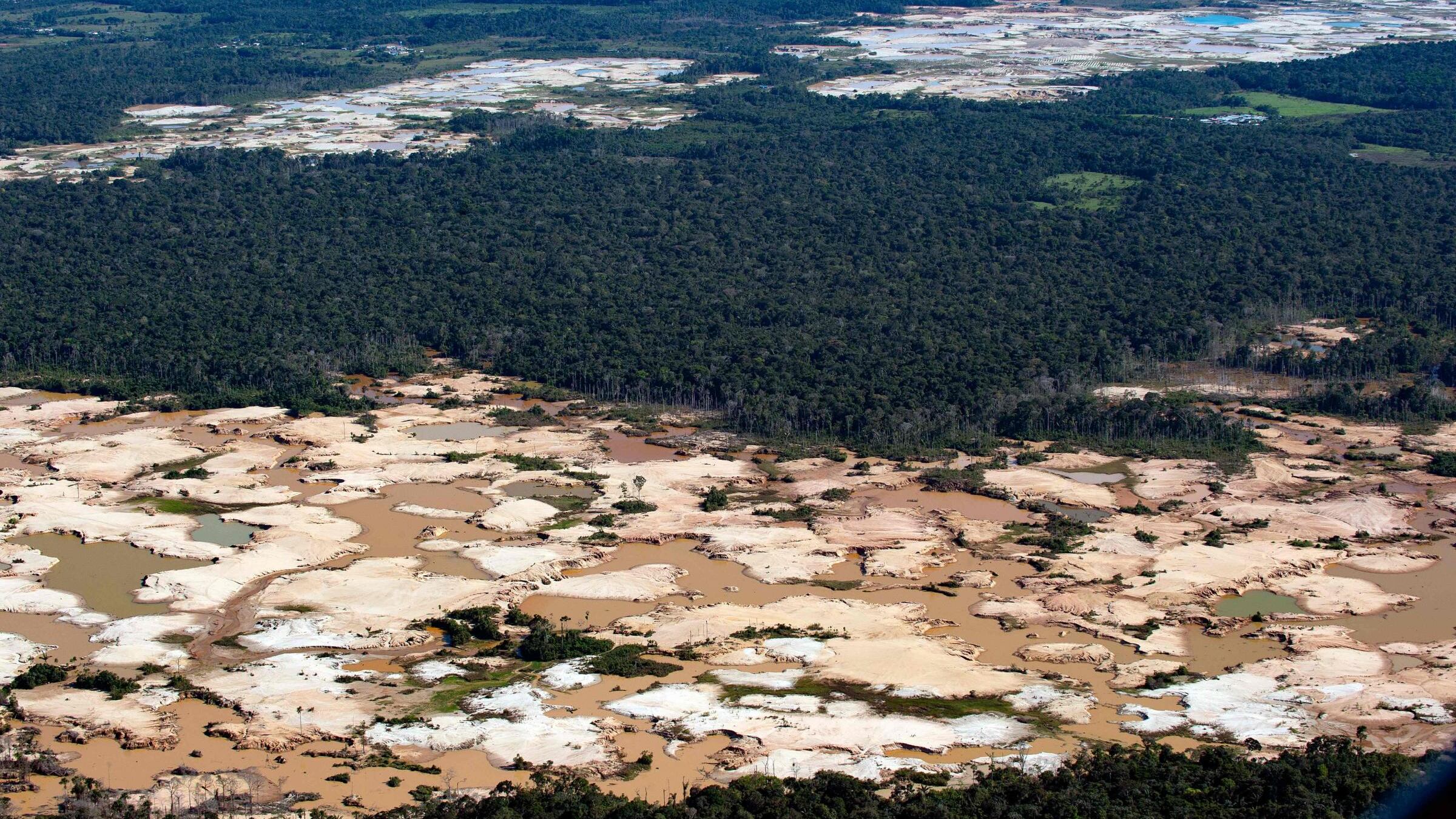Amazzonia nel fuoco: mai così tanti incendi. E l'Europa congela i fondi per conservarla